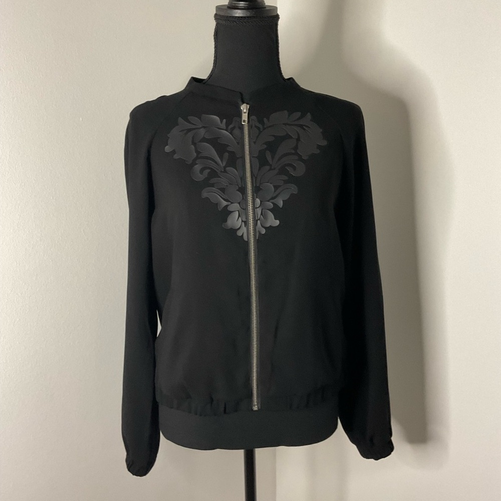 Mossimo woman’s jacket light weight graphic with pockets. Black .. Size M